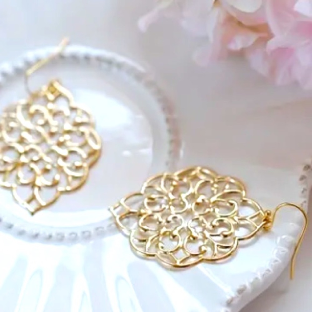 Filigree & Scrollwork Fancy Dainty Delicate Lightweight Gold Statement E… - Picture 3 of 5